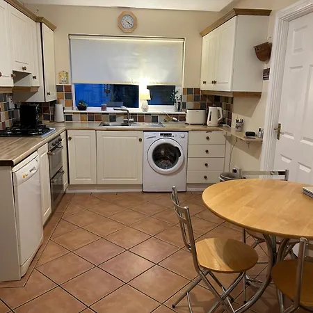 Balrath Wood - Entire 3 Bedroom House With Drive And Garden Sleeps 5 *