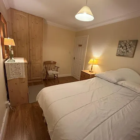 Holiday home Balrath Wood - Entire 3 Bedroom House With Drive And Garden Sleeps 5