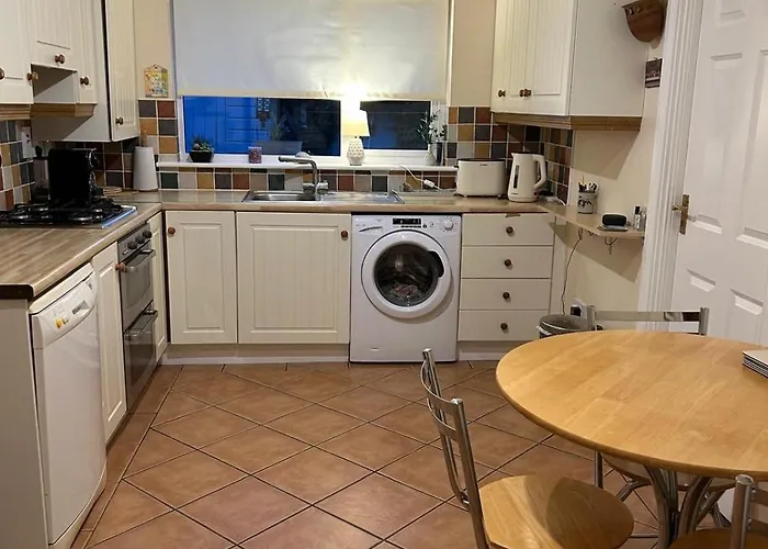 Balrath Wood - Entire 3 Bedroom House With Drive And Garden Sleeps 5 *